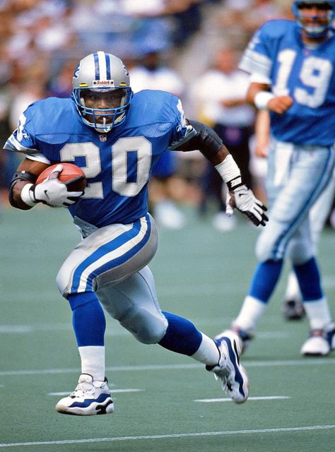 Classic SI Photos of Barry Sanders | Sports Illustrated Barry Sanders, Detroit Lions Football, Detroit Sports, Michigan Sports, Nfl Football Players, Nfl Photos, Lions Football, Sports Hero, Fantasy Sports