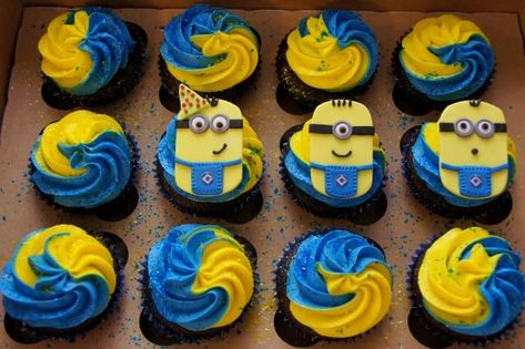 26 Minion Cupcake Ideas - Baking Smarter Despicable Me Cupcakes, Minion Cupcake Toppers, Minions Birthday Theme, Despicable Me Cake, Cake With Cupcakes, Minion Cakes, Kid Cakes, Ideas Bautizo, Minions 2