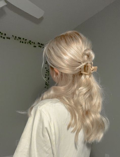 Blonde Hairstyle Aesthetic, Wavy Ash Blonde Hair, Pearl Toned Blonde Hair, Long Platinum Blonde Hair Aesthetic, Light Blonde Hairstyles, Bright Blonde Hair With Highlights, Light Cream Blonde Hair, Whitish Blonde Hair, Light Blonde Wavy Hair