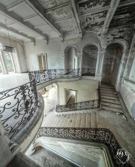 Abandoned Building Wedding, Abandoned Castles Interior, Ruins Architecture, Witchy House, Creepy Houses, Beautiful Ruins, Abandoned Mansions, Baroque Architecture, Modern Houses Interior