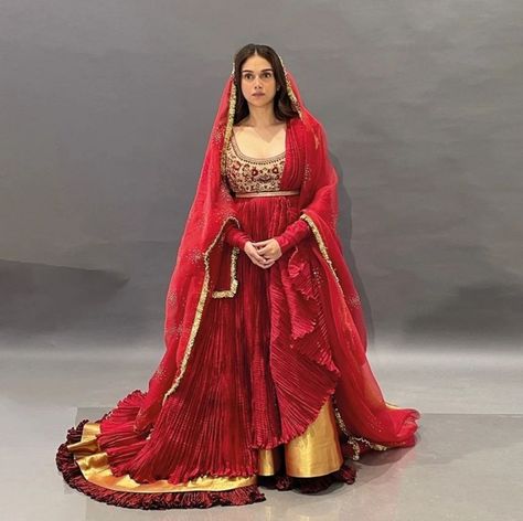 Divyanka Tripathi Saree, Aditi Rao Hydari, 1900 Fashion, Aditi Rao, Ethnic Suit, Indian Star, Indian Bridal Dress, Ethnic Outfits, Stylish Dresses For Girls