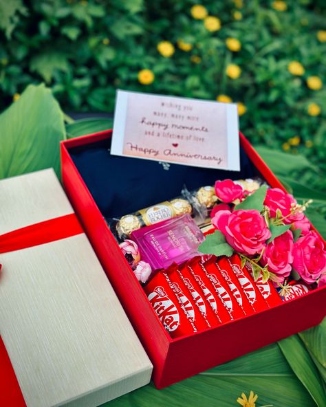 Anniversary Gift Hamper For Her🎁😍🥹 All India free Delivery 🚚 ✅😍 Just Snd “Hi”👋 to get yours too 💌 #gift #frames #couplegiftideas Gift Hamper Ideas For Marriage, Floral Hamper Gift Ideas, Anniversary Hamper, Valentine’s Day Hamper, Pink Theme Hamper, Gift Frames, Hampers For Her, Flower Backdrop, Gift Hampers