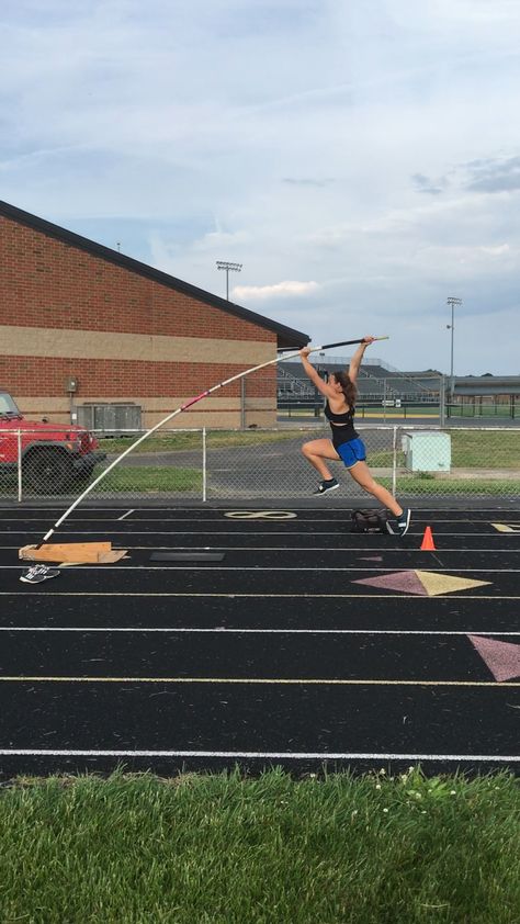 Pole Vault Pictures, Pole Vaulting Aesthetic, Pole Vault Girl, Pole Vaulting, Pole Vault Aesthetic, Pole Vault Training, Track Senior Pictures, Field Athletes, Athlete Motivation