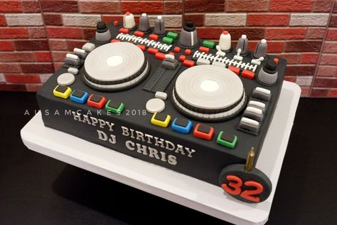 DJ mixing table cake Dj Cake Design, Turn Table Cake, Dj Birthday Cake, 65 Birthday Cake, Dj Cake, Dj Mixing, Music Cakes, Cake For Boyfriend, Birthday Cake For Husband