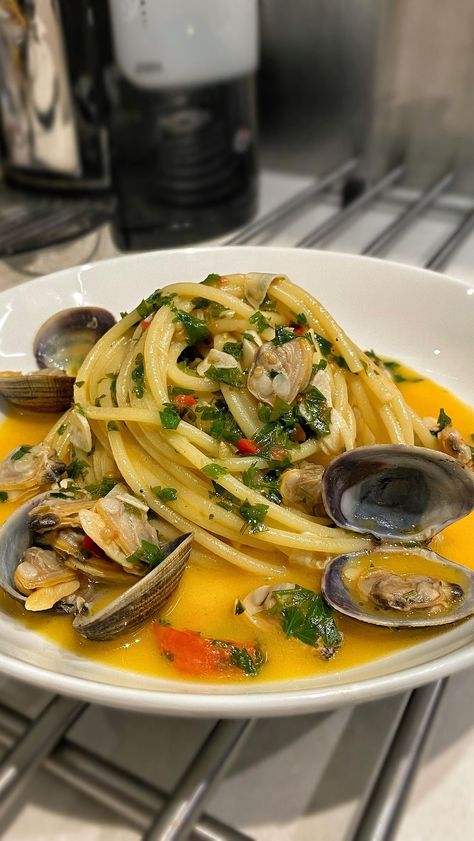 Spaghetti Alla Vongole, Vongole Pasta Recipe, Clams Pasta, Clam Pasta Recipe, Notorious Foodie, Pasta Vongole, Vongole Pasta, Aesthetic Pasta, Pasta Aesthetic