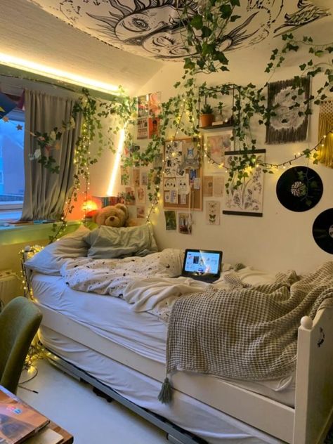 Vintage Boho Room Aesthetic, Cozy Fairy Bedroom, Nature Aesthetic Bedroom Vintage, Cute Aesthetic Room Ideas Vintage, Room Styles Aesthetic, Plant Music Room Aesthetic, Vibes On Ceiling Bedroom, Daybed Room Inspo Aesthetic, Ichiko Aoba Aesthetic Room