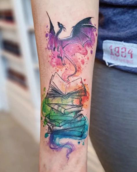 Book Dragon Tattoo, Watercolor Dragon Tattoo, Book Inspired Tattoos, Bookish Tattoos, Bestie Tattoo, Pile Of Books, Парные Тату, Bff Tattoos, Dragon Tattoo Designs