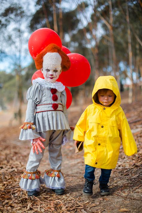 Family Scary Halloween Costumes, Diy Sibling Halloween Costumes, Father Daughter Halloween Costumes, Pennywise And Georgie Costume, Georgie Costume, Dad Halloween Costumes, Brother Halloween Costumes, Pennywise And Georgie, Scary Kids Halloween Costumes