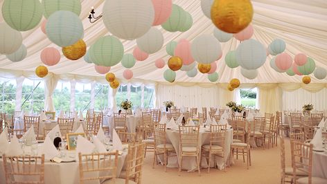 Pastel & Or Scintillante Lanternes Gold Paper Lanterns, Diy Wedding Reception Food, Diy Wedding Reception Decorations, Fall Wedding Reception Decorations, Diy Reception Decorations, Rustic Wedding Decor Diy, Frugal Wedding, Diy Wedding Reception, Fall Wedding Diy