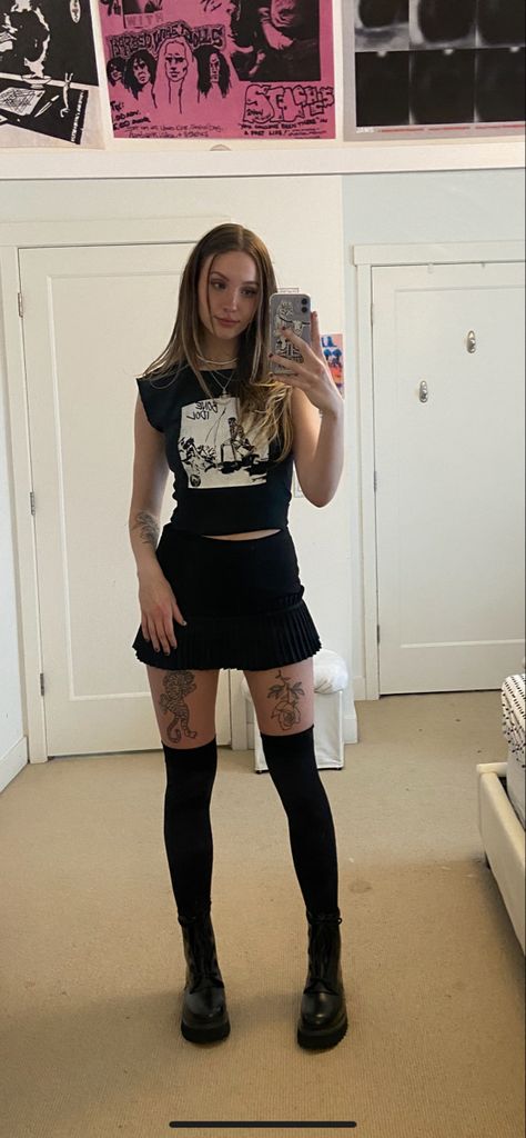 Darker Clothes Aesthetic, Boho Emo Outfits, Egirl Looks Style, Pop Punk Aesthetic Outfit, Casual Emo Outfits, Grunge Concert Outfit, Concert Outfit Grunge, Punk Concert Outfit, Punk Aesthetic Outfit