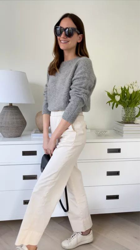 Grey And Cream Outfit, Cream Pants Outfit Winter, Style Cream Pants, Spring Style Women, Cream Pants Outfit, Style Parisian Chic, Ivory Outfit, Grey Sweater Outfit, Outfits Neutral