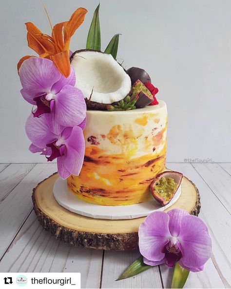 Tropical Cake Design, Tropical Fruit Cake, Tropical Theme Cake, Hawaii Cake, Tropical Wedding Cake, Tropical Cake, Birthday Party Decorations For Adults, Beautiful Hawaii, Cinderella Cake