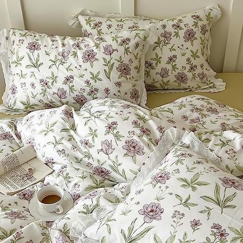 Green And Purple Bedding, Lilac Girls Bedroom, White Minimal Bedroom, Purple Bedroom Aesthetic, Purple And Green Bedroom, Light Purple Bedroom, Green And Purple Bedroom, Grandma Room, Lilac Bedroom