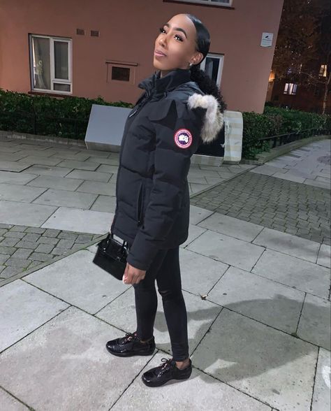 Red Canada Goose Outfit, Canada Goose Jacket Woman, Canada Goose Women Outfits, Canada Goose Outfit, Parka Jacket Outfit, Winter Inspo Outfits, Parka Outfit, Winter Fashion Looks, Canada Goose Women