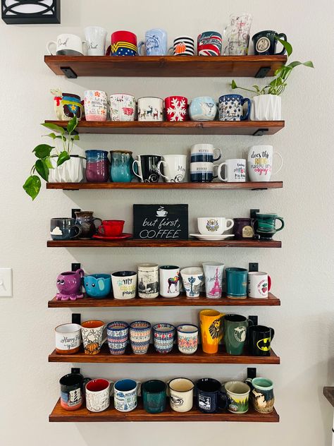 Coffee Mug Display, Mug Storage, Table Woodworking, Woodworking Shop Projects, Wood Projects For Beginners, Mug Display, Coffee Storage, Coffee Bar Home, Shop Projects