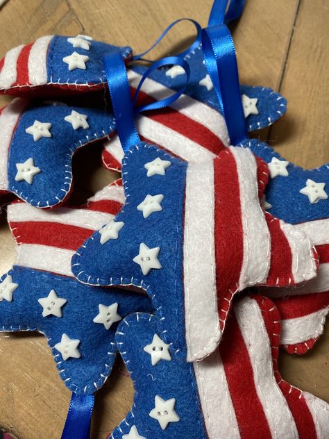 Patriotic Christmas Ornaments Diy, Patriotic Felt Ornaments, Felt Patterns Free, Patriotic Christmas Ornaments, Patriotic Crochet, Patriotic Ornaments, 4th Decorations, Craft Activities For Toddlers, Fourth Of July Crafts For Kids