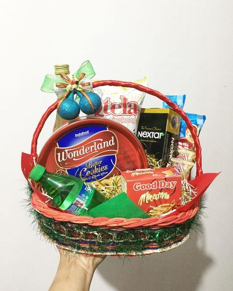 Baskets Gift Ideas, Lebaran Hampers, Hampers Idea, Snack Bucket, Food Hampers, Fruit Baskets, Christmas Baskets, Gift Hampers, Fruit Basket