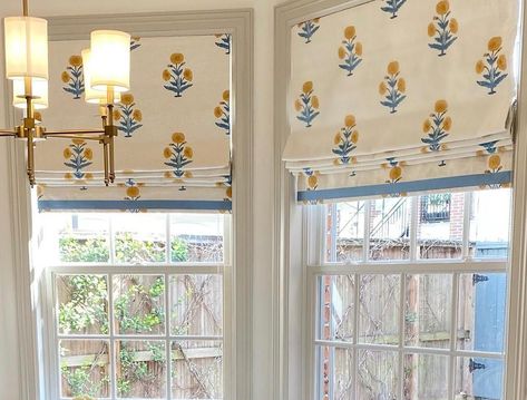 Schumacher Poppy Hand Block Print Custom Cordless Operable  Roman Shade - Lined Beachy Decorations, Kitchen Roman Shades, Patterned Roman Shades, Nantucket Style Homes, Mint Green Walls, Diy Roman Shades, Window Benches, Kitchen Window Treatments, Roman Shade