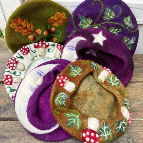 Felted Beret, Felt Clothes, 1920s Hats, Felt Beret, Beret Pattern, Wool Painting, Knitted Cowl, Patchwork Diy, African Hats