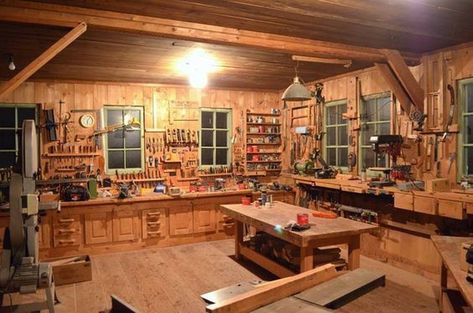 Officine In Garage, Garage Workshop Layout, Easy Woodworking Ideas, Workshop Layout, Barn Shop, Woodworking Equipment, Woodworking Cabinets, Woodworking Shop Layout, Diy Garage Door