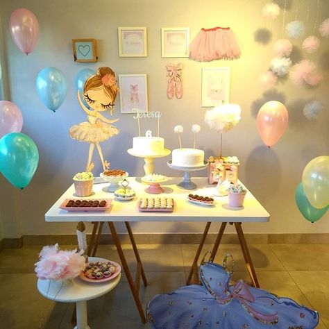 Encanto de festa com o tema Bailarina!  Credito: @amarelinhabsb  #Festainfantil #ChadeBebe #FestaBailarina #ChaBailarina #Bailarina #FestaMenina #ChaMenina #FestaMenino #ChaMenino Baby Cinderella, Baby Boy Shower, Instagram Sign, Welcome Back, No Instagram, Around The World, Baby Shower, Friends Family, The World