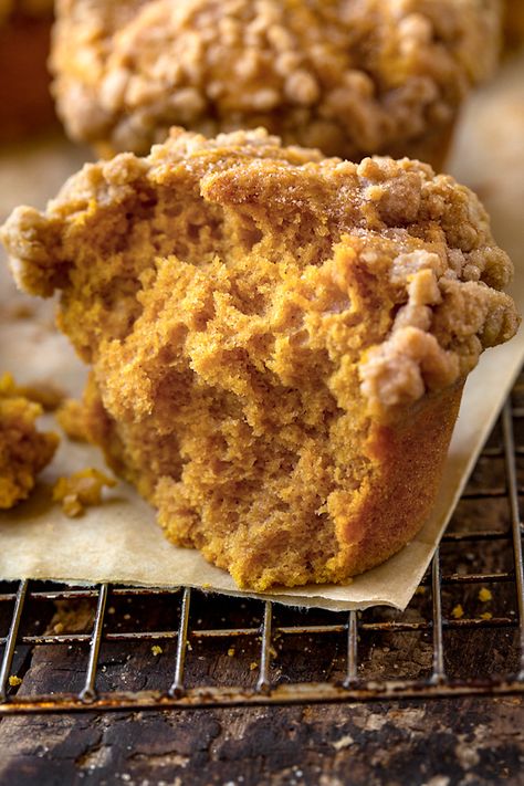 Dairy Free Pumpkin Muffins, Muffins With Crumble Topping, Moist Pumpkin Muffins, Best Pumpkin Muffins, Chocolate Pumpkin Muffins, Muffins Pumpkin, Pumpkin Muffins Easy, Chocolate Chip Muffin Recipe, Morning Glory Muffins