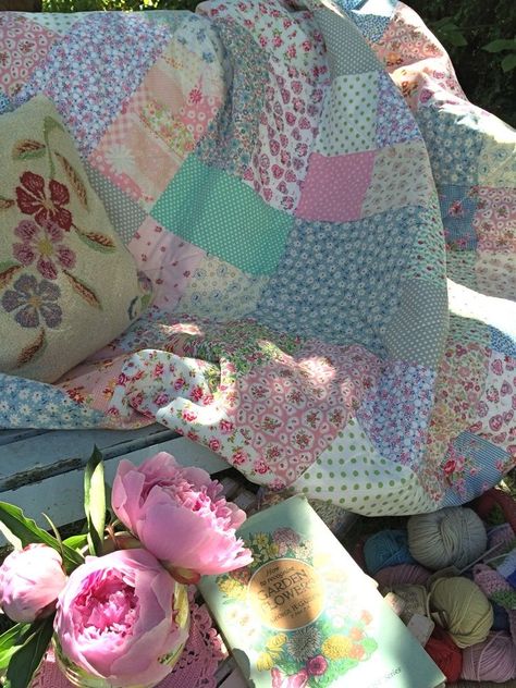 Cute Quilts, Pretty Quilt, Summer Quilts, Floral Quilt, What’s Going On, Vintage Quilts, Beautiful Quilts, Quilt Blanket, Quilt Inspiration