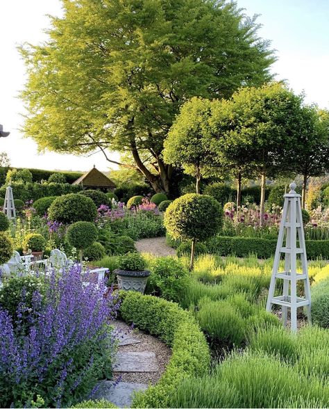 Circular Garden Design, Traditional English Garden, Country Garden Design, Colonial Garden, Boxwood Garden, Japanese Garden Landscape, Inside Garden, Garden Obelisk, British Garden