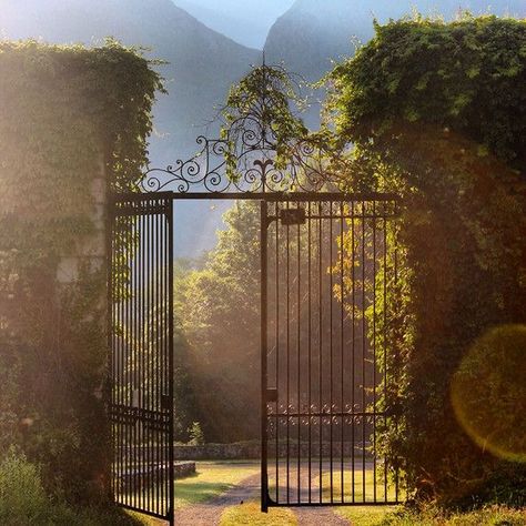 Chateau De Gudanes, Abandoned Mansions, Iron Gate, French Chateau, Abandoned Buildings, Abandoned Houses, Garden Gates, Nature Aesthetic, Pretty Places