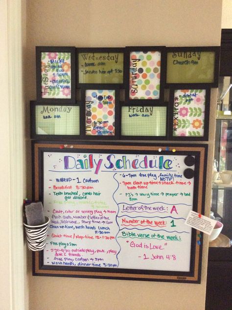 Organization/ daily schedule. I love the word/number/letter of the day White Board Daily Schedule Ideas, Family Schedule Organization, Closet Organization Designs, Toy Organization Diy, Document Organization, Life Schedule, Home Command Center, Classroom Organization Elementary, Cleaning Inspiration