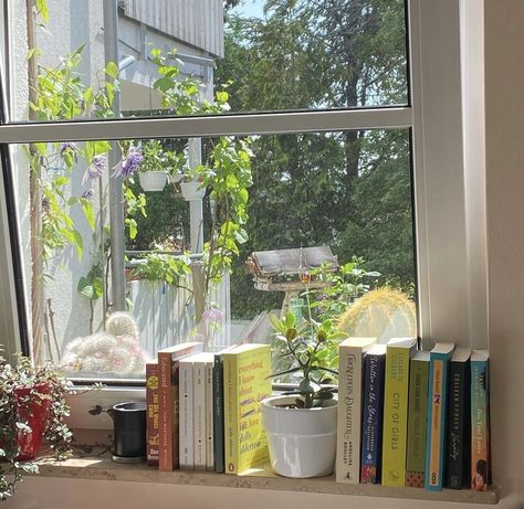 Books On Windowsill Aesthetic, Cute Windowsill Decor, Windowsill Ideas Bedroom, Books In Window Sill, Aesthetic Window Sill, Bedroom Windowsill Decor, Books On Windowsill, Books Windowsill, Cozy Windowsill