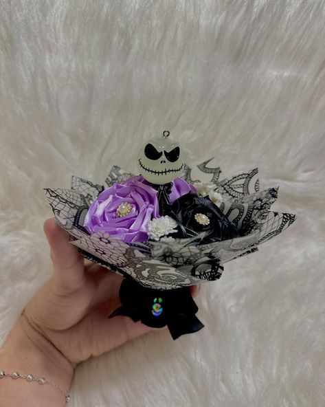 𝓢𝓲𝓶𝓹𝓵𝔂 𝓶𝓮𝓪𝓷𝓽 𝓽𝓸 𝓫𝓮.👻🥀 -Jack & Sally #ribbon #flowers #ribbonroses #jackskellington #jackskellingtonart #bouquet #darkart #darkness #darkvibes #jacksally Nightmare Before Christmas Flowers, Simply Meant To Be, Christmas Bouquet, Flower Bouquet Diy, Ribbon Bouquet, Ribbon Roses, Beautiful Bouquet Of Flowers, Jack And Sally, Christmas Flowers