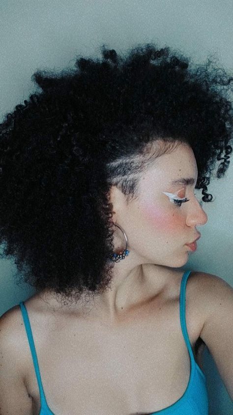 Curly Hair Shaved Side Black Women, Afro Undercut Women, Temper Fade, Curly Hair Shaved Side, Shaved Sides Hairstyles, Undercut Curly Hair, Big Afro, Shaved Side Hairstyles, Top Azul