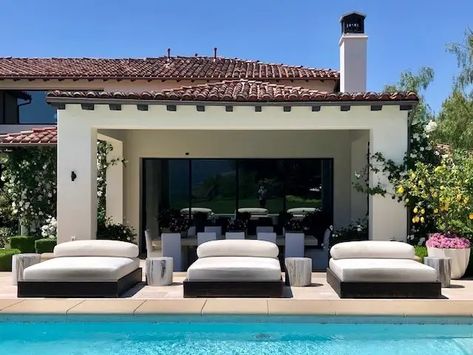 Kardashian House, Instagram Kylie Jenner, Khloe Kardashian House, Calabasas Homes, Beverly Hills Real Estate, Kardashian Home, Mediterranean Revival, Khloé Kardashian, Tristan Thompson