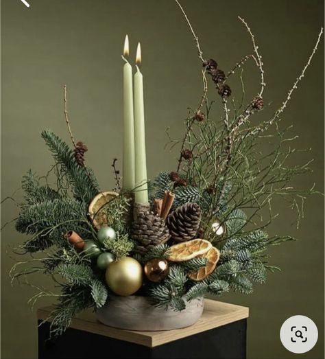 Christmas Floral Designs, Xmas Centerpieces, Winter Floral Arrangements, Christmas Candle Decorations, Christmas Flower Arrangements, Christmas Planters, Ge Bort, Christmas Floral Arrangements, Christmas Themes Decorations