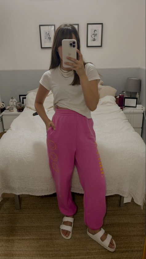 #hm #topshop #pink #pinkoutfit #nirvana Pink Track Pants Outfit, Pink Sweatpants Outfit, Pink Shirt Outfit, Track Pants Outfit, Pink Sweat, Pink Sweats, Barbie Theme, Sweatpants Outfit, Pink Sweatpants