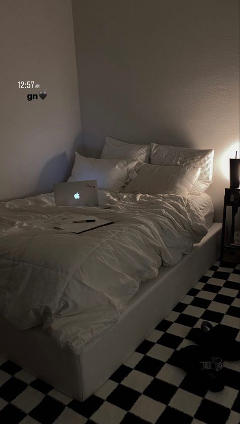 Room Bed Aesthetic, Bed Aesthetic Dark, Macbook Studying, Sleep Motivation, Black White Room, Bed Aesthetic, Pinterest Room Decor, Cozy Room Decor, Minimalist Room