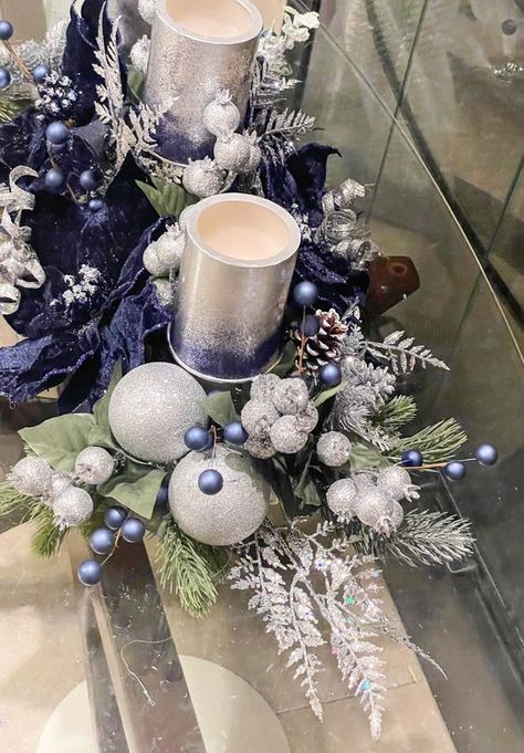 Luxury Christmas Tree Decorations, Winter Wonderland Centerpieces Diy, Dark Blue Christmas Decor, White And Silver Decor, Blue Christmas Table, Christmas Decor Blue, Christmas Party Friends, Christmas Dining Table Decorations, Centerpiece Christmas Decor