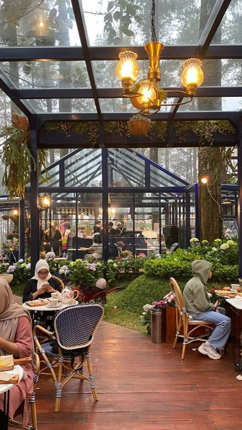 Cafe Semi Outdoor Cafe, Conservatory Cafe, Garden Cafe Design, Cafe View, Veranda Restaurant, Greenhouse Cafe, Courtyard Cafe, Restaurant Exterior Design, Steel Restaurant