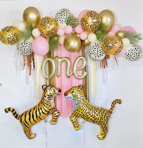 Safari Balloon Garland, Animal Print Birthday Party, Cheetah Birthday Party, Present Table, Cheetah Birthday, Safari Birthday Party Decorations, Safari Balloon, Leopard Birthday, Jungle Thema