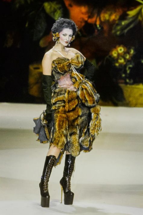 Vivienne Westwood, runway fashion, fall, 1995, Ready-to-Wear/vogue   Follow for more, I upload fun curated content and collages every single day <3 Vivienne Westwood Fashion, Andreas Kronthaler, Vintage Runway, John Galliano, Runway Collection, Vivienne Westwood, Look Cool, Couture Fashion, 90s Fashion