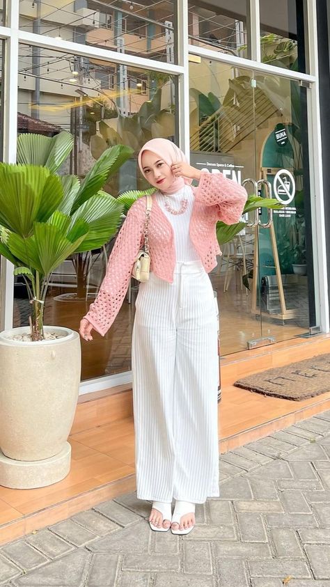 Pink & white outfit Light Pink Hijab Outfit, Pink Jacket Outfit Hijab, Outfit Pink Hijab Casual, Pink Outfit Hijab, White Hijab Outfit, Pink Hijab Outfit, Outfit Festa, Ootd Korean Style Hijab, Pink Jacket Outfit