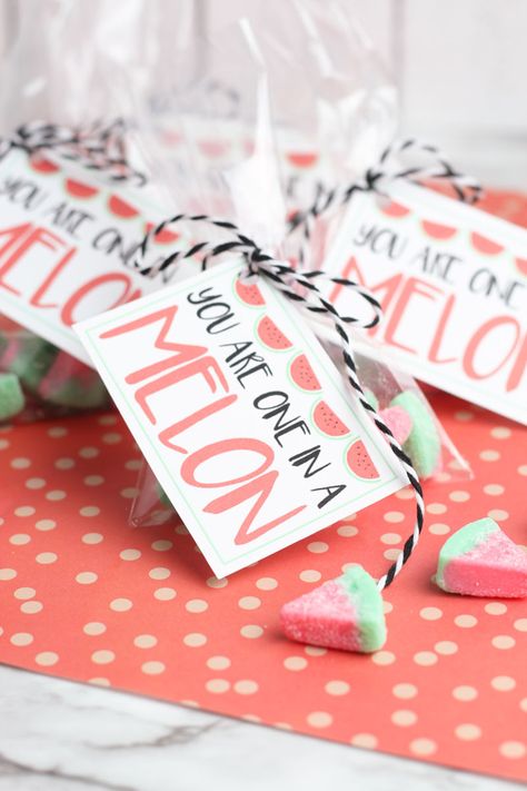 "One in a Melon" Valentine's Printable Sour Patch Kids Gift, Holiday Woodworking Projects, Diy Kid Crafts, Watermelon Gift, Watermelon Candy, Watermelon Festival, Diy Lettering, Valentines Printable, Classroom Valentines