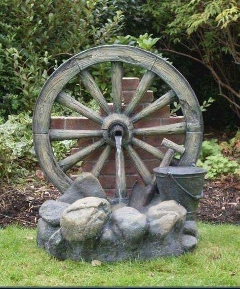 Wagon Wheel Decor, Water Fountain Design, Diy Water Feature, Fountain Garden, Garden Boxes Diy, Outdoor Fountains, Garden Water Fountains, Diy Fountain, Backyard Water Feature