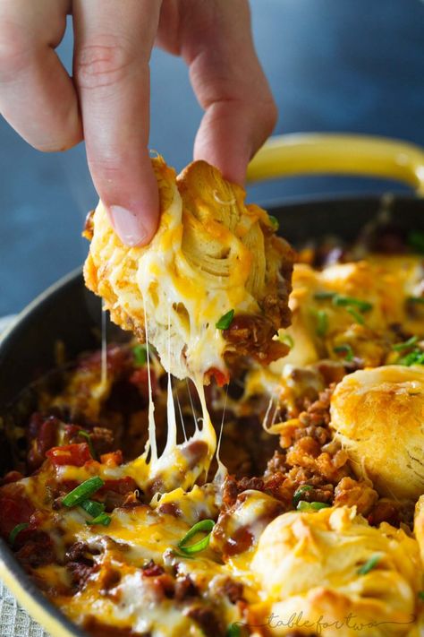 Frito Pie Chili Biscuit Skillet - Skillet Chili with Cheesy Biscuits and Fritos Frito Pie Chili, Flakey Biscuits, Frito Chili Pie, Cheesy Biscuit, Frito Pie, Frito Lay, Canned Biscuits, Quick Appetizers, Pan Meals