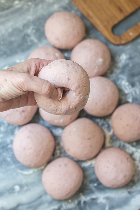 Homemade Strawberry Bagels, Sourdough Strawberry Bagels, Sourdough Bagel Flavors, Flavored Bagel Recipe, Strawberry Sourdough Bagels, Unique Bagel Flavors, Strawberry Bagels Recipe, Bagel Flavor Ideas, Apple Bagel Recipe