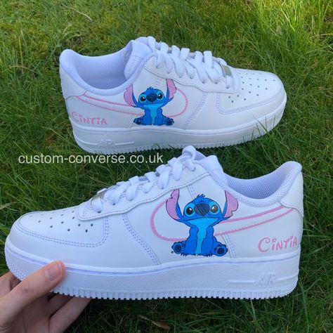 Hand painted with your favourite ocean blue Stitch character and pink swoosh outline these are the cutest! Design elements feature on all 4 sides of the shoes.   You can also personalise the outer heels of each pair with a name in a matching pink disney font style  I use 100% genuine branded Nike trainers to ensure the best quality and the paints used for the design are fully waterproof, durable and made to be worn.   If you have any questions drop me a message and I'll get back to you as soon a Stitch Nike Shoes, Air Force 1 Stitch, Stitch Vanity, Stitch Shoes, Hypebeast Sneakers, Jordan 1 Retro Mid, Nike Custom, Stitch Stuff, Boty Nike