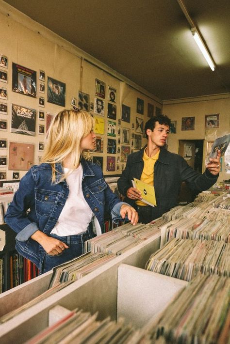 Virée Parisienne avec Constance ARNOULT & Lucas OMULEK Constance Arnoult, Atlas Shrugged, Lee Cooper, Record Store, Passion For Fashion, A Photo, Outfit Inspirations, Ootd, Couple Photos