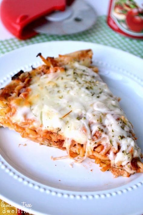 Spaghetti Pizza Pie Happy Hour Appetizers, Spaghetti Pizza, Leftover Spaghetti, Pizza Pie, Spaghetti Recipes, Italian Dishes, Pizza Recipes, Main Meals, I Love Food