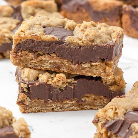 These fudgy Chocolate Crumble Bars are chocolatey, buttery, soft, and the best. They're simple, easy to make, and have a secret ingredient! Chocolate Crumble Bars, Chocolate Fudge Bars, Mini Pie Crust, Chocolate Crumble, Fresh Fruit Recipes, Fudge Bars, Crumble Bars, Sweet Bar, Buttercream Frosting Recipe